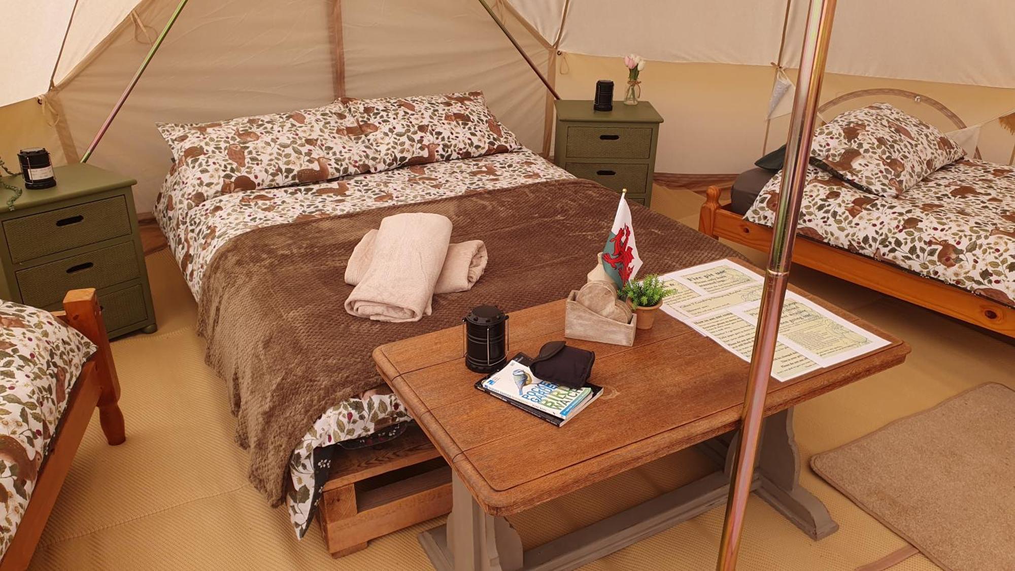 Готель Calon Y Goedwig Glamping Лландовері Екстер'єр фото